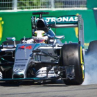 Lewis Hamilton apura una frenada en la tercera sesión de entrenamientos en el circuito Gilles Villeneuve de Montreal.-EFE