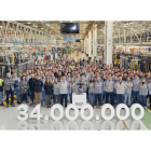 Los trabajadores de Motores de Valladolid, con el motor 34 millones de la factoría.-E. M.