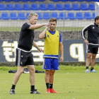Héctor Hernámdez, 'Litry', recibe las instrucciones del técnico David Moyess durante un entrenamiento.-N. Guipúzcoa