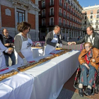 Dos ediles reparten el dulce del año pasado.-E. M.