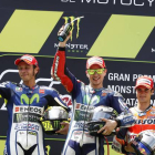 Jorge Lorenzo, en el centro, junto a Valentino Rossi, a su izquierda, y Dani Pedrosa, a la derecha, en el podio del GP de Catalunya de MotoGP.-AP