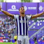 Óscar Plano celebra un gol con la publicidad de Cuatro Rayas visible en su camiseta.-J.M. LOSTAU