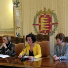 Las concejalas Rosa Hernández, Mercedes Cantalapiedra y Domi Fernández en la presentación del programa navideño-El Mundo