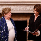 La ministra de Justicia de España, Dolores Delgado,  habla con María Lluisa Gally, nieta del presidente de la Generalitat, Lluis Companys.-EFE