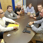 Reunión del concejal Vélez y el jefe de Movilidad, Roberto Riol (dcha.), con los asalariados del taxi.-J. M. Lostau
