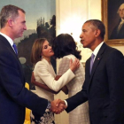 El rey Felipe VI y Letizia se despiden de Barack y Michelle Obama, en septiembre del 2015, tras el encuentro en la Casa Blanca.-