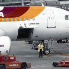 Un avión de Iberia en el aeropuerto Adolfo Suárez Madrid-Barajas.-Foto: JUAN MANUEL PRATS