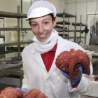 Patricia González, de Cocimar, enseña uno de los pulpos.-BRÁGIMO