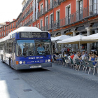 Un autobús urbano cruza la plaza Mayor.-J.M. LOSTAU