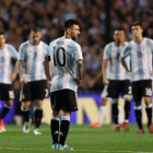 Lionel Messi  y alguno de sus compañeros de la selección, en un momento del partido que el combinado albiceleste ha disputado esta noche ante Peru, clasificatorio para el Mundial de Rusia 2018.-EFE
