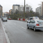 El puente del Poniente, con tres viales, que se quedarán en dos al ensanchar la acera derecha y abrir un carril bici.-J.M.LOSTAU