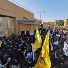 Cientos de iraquís, concentrados ante la Embajada de EEUU en Bagdad.-X90151