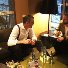 El presidente de Vox, Santiago Abascal (derecha) y el secretario general, Javier Ortega Smith, cambian impresiones en un hotel madrileño.-EL PERIÓDICO