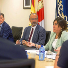Francisco Vázquez, Luis Fuentes y Ana Sánchez, en un momento de la reunión de la Mesa de las Cortes.-ICAL