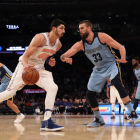 Enes Kanter, presionado por Marc Gasol.-ANTHONY GRUPPUSO (USA TODAY SPORTS)
