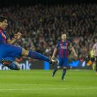 Suárez, con un espectacular disparo, firma el 1-0 al Athletic en el Camp Nou.-JORDI COTRINA