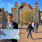 El estudiante de la Universidad de Valladolid Mario Montero muestra el cheque del premio ganado en Finlandia por un sensor para garantizar la seguridad en las estaciones de metro.-E. M.