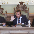 Manuel Saravia, Óscar  Puente y Ana Redondo durante el pleno del Ayuntamiento de Valladolid.-J.M.LOSTAU