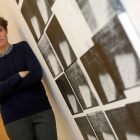 María Tinaut, ayer, junto a una de sus obras expuestas en la Sala O del Museo Patio Herreriano.-J. M. LOSTAU
