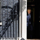 El primer ministro británico, Boris Johnson, sale de Downing Street el pasado martes.-TOLGA AKMEN (AFP)