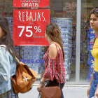 Un grupo de jóvenes pasean junto a los comercios situados en la calle Constitución.-J.M.LOSTAU