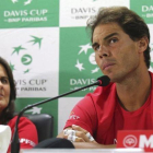Rafa Nadal, junto a la capitana Conchita Martínez, este martes en Nueva Delhi.-EFE / RAJAT GUPTA
