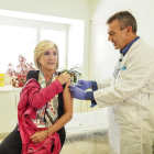 La consejera de Sanidad, Verónica Casado, recibe la vacuna contra la gripe.-ICAL