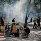 Estudiantes y policías se enfrentan en las calles de Venezuela.-EFE