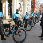 El alcalde observa las nuevas bicicletas de la Policía Municipal.-EUROPA PRESS