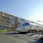 Un tren pasa por el paso a nivel de La Pilarica, junto a la calle Nueva del Carmen-Ical