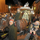 La Virgen viaja de regreso a la ermita en un carruaje tirado por mulas y arropada por miles de navarreses-J.M.Lostau