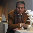 El escultor Miguel Hernández Casado posa con una de las obras que forman parte de la exposición 'Un paseo por el taller'-Efe