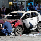 Agentes inspeccionan el coche en el que viajaba el periodista Pavel Sheremet, este miércoles en Kiev.-REUTERS / VALENTYN OGIRENKO