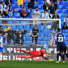 Diego López desvía el lanzamiento de Guardiola al lanzar un penalti en el minuto 45 en la jugada clave del partido disputado ayer.-LALIGA