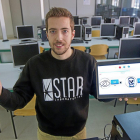 Cristian Tejedor muestra su aplicación en el Edificio de Tecnologías de la Información y las Comunicaciones de la Universidad de Valladolid.-J. M. LOSTAU
