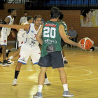 Alvarado defiende en una acción del partido de ayer frente al Cáceres.-D.V.