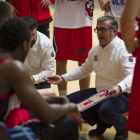 Paco García da instrucciones durante un tiempo muerto en la pasada temporada.-DAVID S. BUSTAMANTE
