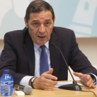 El consejero de Sanidad, Antonio María Sáez, presenta la campaña de vacunación frente a la gripe y el neumococo.-Ical