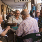 Un grupo de jubilados juega a las cartas en una imagen de archivo.-EL MUNDO