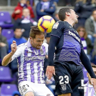 Míchel se lleva un balón de cabeza, en pugna aérea con el leganesista Vesga.-J.M. LOSTAU