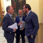 Antonio Gato, Manuel Saravia y Óscar Puente tras la reunión mantenida ayer.-EUROPA PRESS