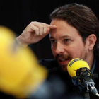 El secretario general de Podemos, Pablo Iglesias, durante la entrevista de la cadena Ser de este lunes.-EL PERIÓDICO (EFE / EMILIO NARANJO)