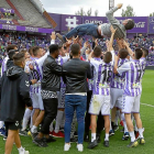 Los jugadores del Real Valladolid mantean a Sergio durante la celebración de la permanencia, ayer, en Zorrilla.-J. M. LOSTAU