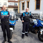 Los agentes de la Policía Local, José Antonio e Israel, con sus motos.-E.M.