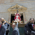 Cofrades de la Sagrada Cena portan a hombros la imagen de San Pedro Apostól que procesionó por varias calles de la ciudad.-Miguel Ángel Santos