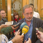 Manuel Saravia atiende a los medios tras la primera reunión escoltado por su grupo municipal.-Pablo Requejo