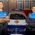 Samuel Casado y Óscar Domínguez junto a uno de los coches patrulla en la Comisaría de las Delicias.-J. M. Lostau
