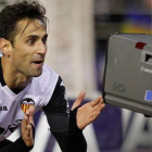 El jugador del Valencia Jonás celebra un gol ante una cámara de televisión.-Foto: MIGUEL LORENZO