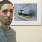Jonás Fadrique, en la Galería Javier Silva, junto a una de las obras de la serie ‘Arcadia’.-PABLO REQUEJO