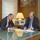 Luuis Fuentes y Juan Vicente Herrera firman el acuerdo.-El Mundo